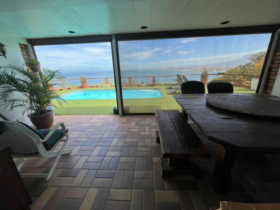  Bedroom Property for Sale in Mountainside Western Cape